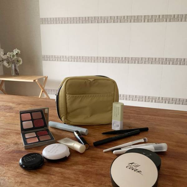 「メイクポーチの中身がぐちゃぐちゃ」を卒業しよう！ 探し物がすぐに見つかる「立てる収納メイクポーチ」[PR]