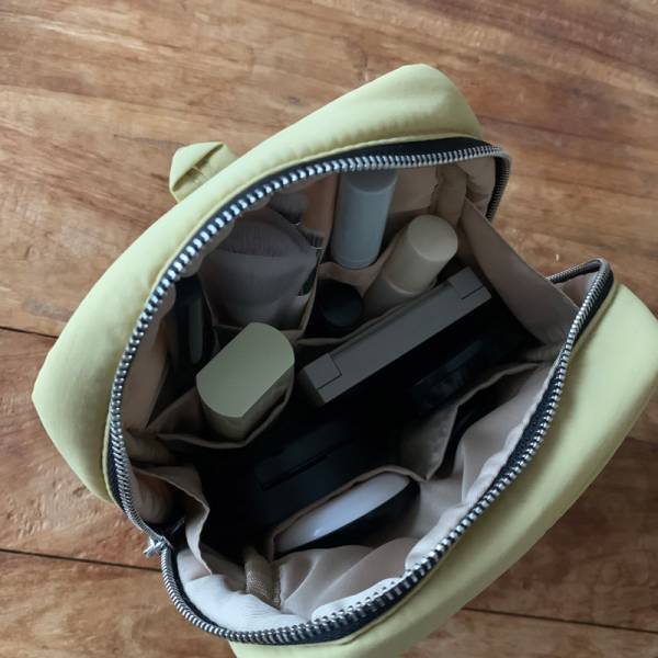 「メイクポーチの中身がぐちゃぐちゃ」を卒業しよう！ 探し物がすぐに見つかる「立てる収納メイクポーチ」[PR]