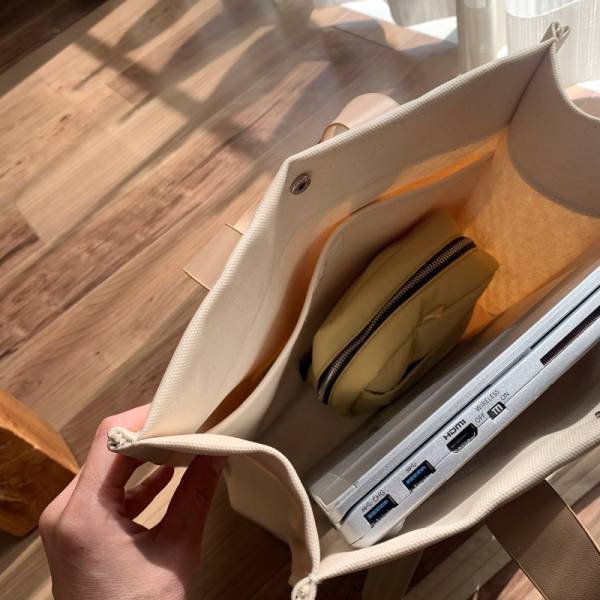 「メイクポーチの中身がぐちゃぐちゃ」を卒業しよう！ 探し物がすぐに見つかる「立てる収納メイクポーチ」[PR]