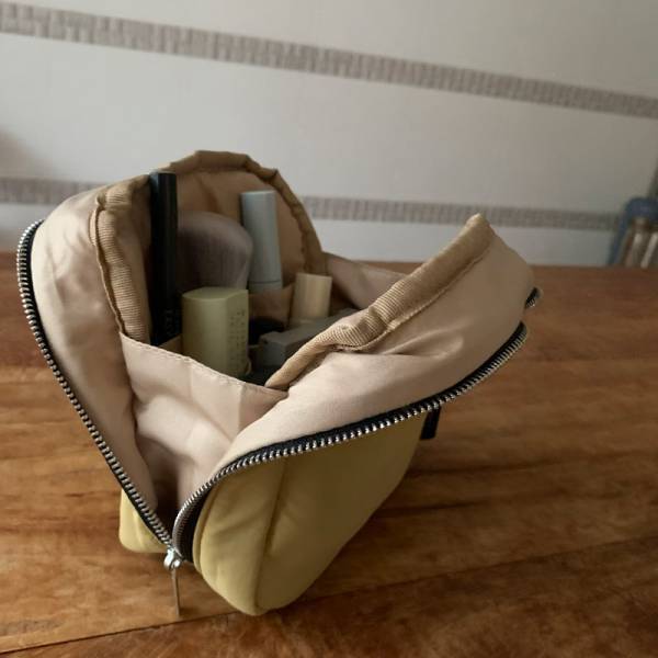 「メイクポーチの中身がぐちゃぐちゃ」を卒業しよう！ 探し物がすぐに見つかる「立てる収納メイクポーチ」[PR]