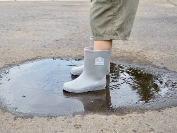 水たまりも安心！くすみカラーがかわいい＆雨の日が快適になる「キッズ レインブーツ」[PR]