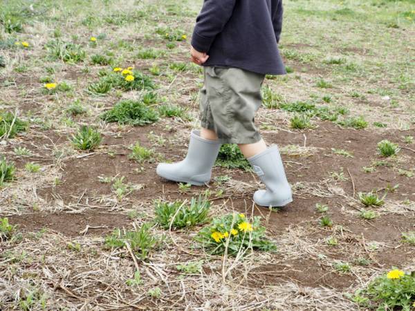 水たまりも安心！くすみカラーがかわいい＆雨の日が快適になる「キッズ レインブーツ」[PR]