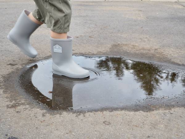 水たまりも安心！くすみカラーがかわいい＆雨の日が快適になる「キッズ レインブーツ」[PR]