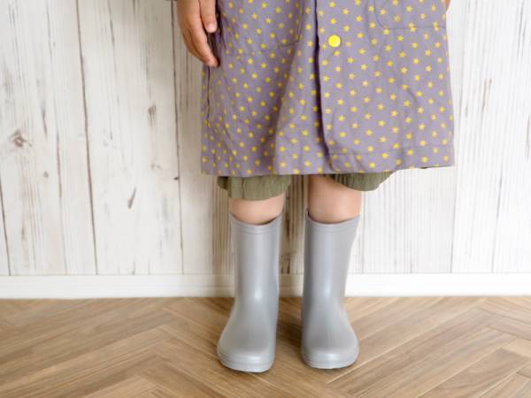 水たまりも安心！くすみカラーがかわいい＆雨の日が快適になる「キッズ レインブーツ」[PR]