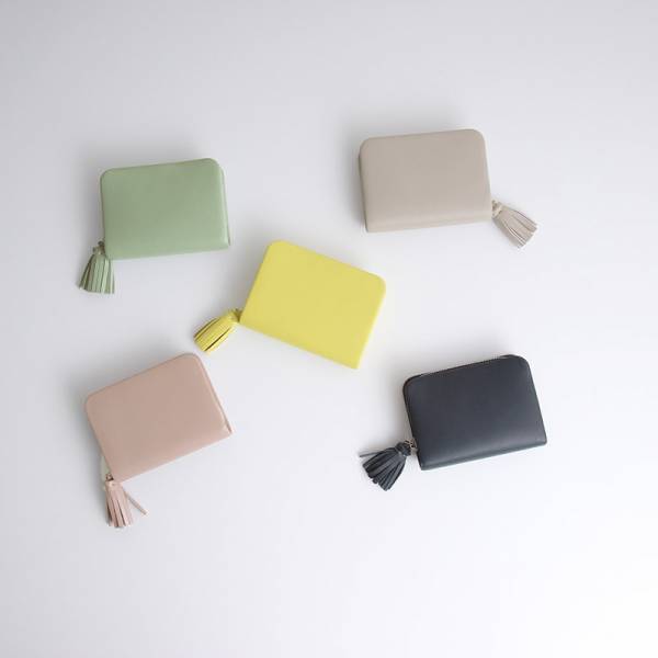 春っぽい新色がデビュー！小さなバッグにも入る人気のミニ財布、全５色どれにする？[PR]