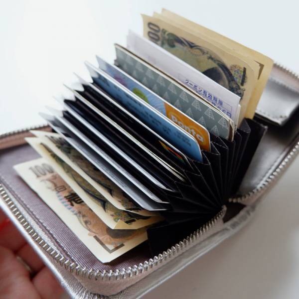 春っぽい新色がデビュー！小さなバッグにも入る人気のミニ財布、全５色どれにする？[PR]