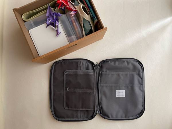 通信教材の持ち運びに便利！kukka ja puu の「持ち歩けるお道具箱 お絵かきバッグ」。[PR]