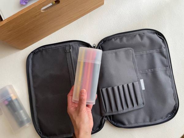 通信教材の持ち運びに便利！kukka ja puu の「持ち歩けるお道具箱 お絵かきバッグ」。[PR]