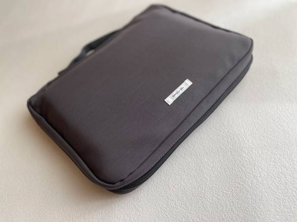 通信教材の持ち運びに便利！kukka ja puu の「持ち歩けるお道具箱 お絵かきバッグ」。[PR]