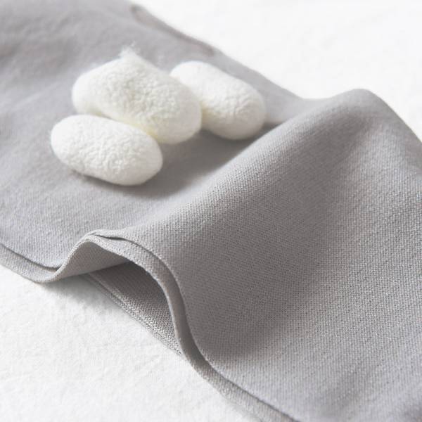 紫外線は4月から急上昇！サラリ快適「シルク混アームカバー」で日焼け対策はじめよう[PR]