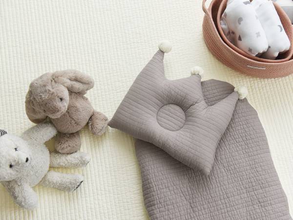 イブルがあれば食べこぼしてもセーフ！ ベビーやペットとの暮らしに役立つ、新作イブル特集