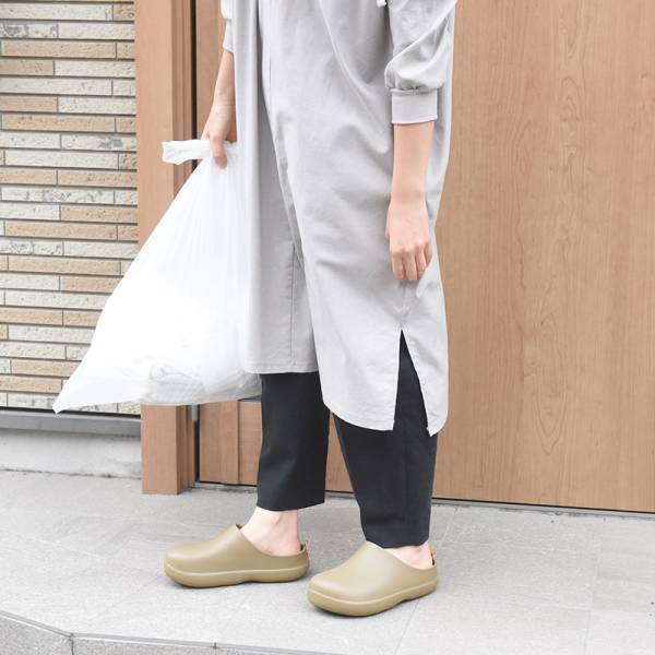 日常のいろんなシーンで活躍する、進化したつっかけ 「bi×sole ワンマイルサンダル／バイソール」[PR]