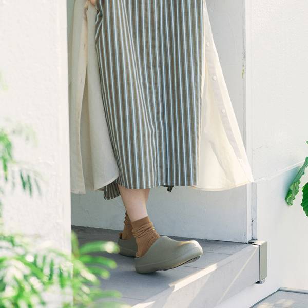 日常のいろんなシーンで活躍する、進化したつっかけ 「bi×sole ワンマイルサンダル／バイソール」[PR]