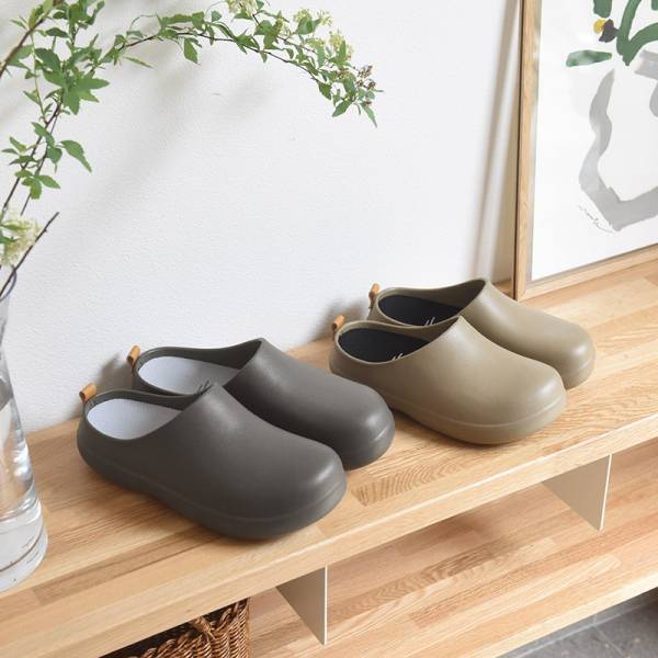 日常のいろんなシーンで活躍する、進化したつっかけ 「bi×sole ワンマイルサンダル／バイソール」[PR]