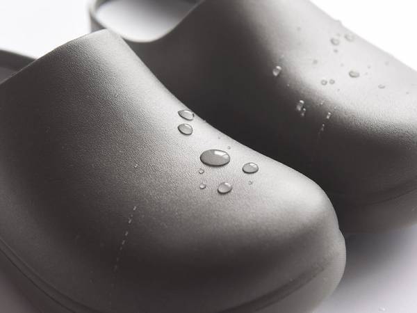 日常のいろんなシーンで活躍する、進化したつっかけ 「bi×sole ワンマイルサンダル／バイソール」[PR]