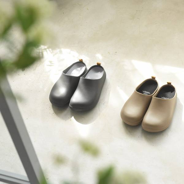 日常のいろんなシーンで活躍する、進化したつっかけ 「bi×sole ワンマイルサンダル／バイソール」[PR]