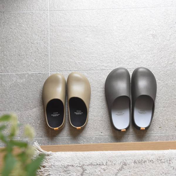 日常のいろんなシーンで活躍する、進化したつっかけ 「bi×sole ワンマイルサンダル／バイソール」[PR]