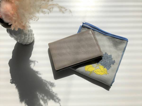 春はファッション小物もアップデートを。シンプルで使い勝手の良い「bom moment 本革 名刺入れ」[PR]