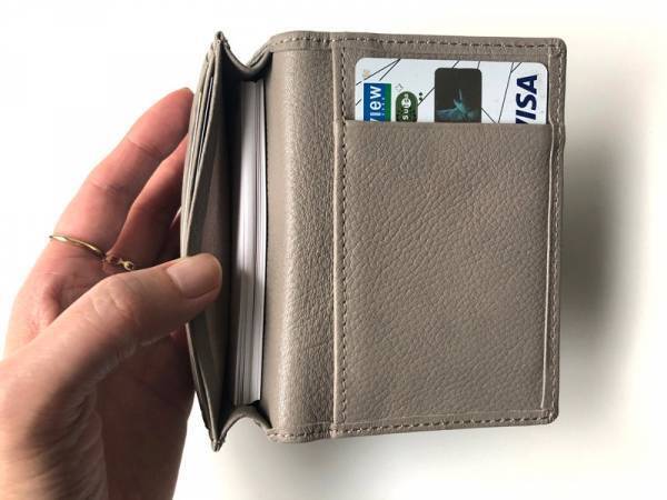 春はファッション小物もアップデートを。シンプルで使い勝手の良い「bom moment 本革 名刺入れ」[PR]