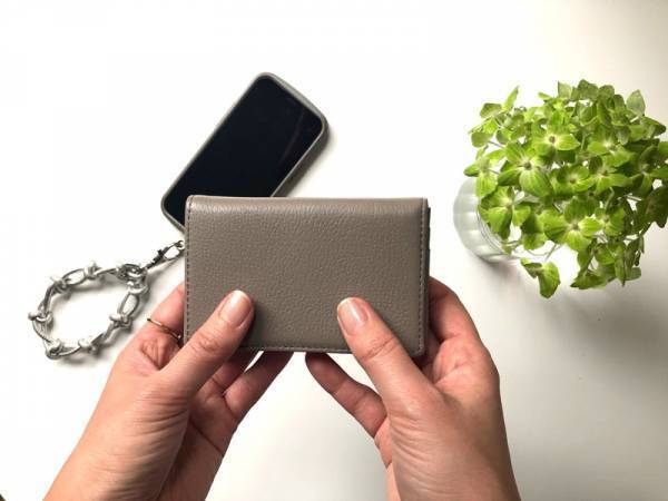 春はファッション小物もアップデートを。シンプルで使い勝手の良い「bom moment 本革 名刺入れ」[PR]