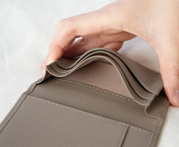 春はファッション小物もアップデートを。シンプルで使い勝手の良い「bom moment 本革 名刺入れ」[PR]