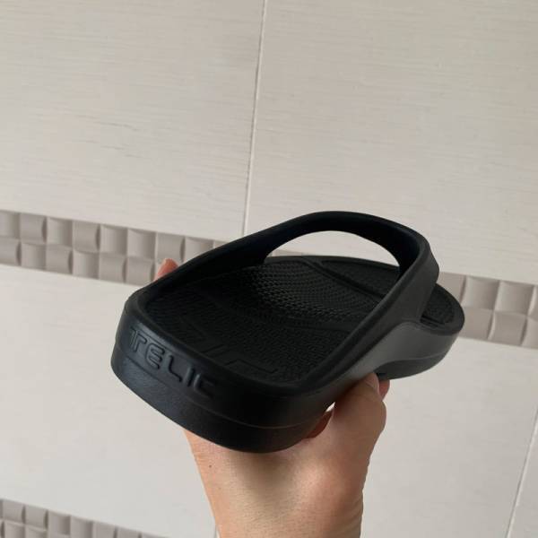 コンセプトは”雲を歩くような履き心地” 大人の足にふさわしいトングサンダル。[PR]