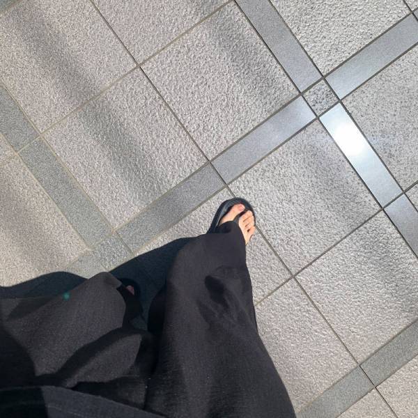 コンセプトは”雲を歩くような履き心地” 大人の足にふさわしいトングサンダル。[PR]