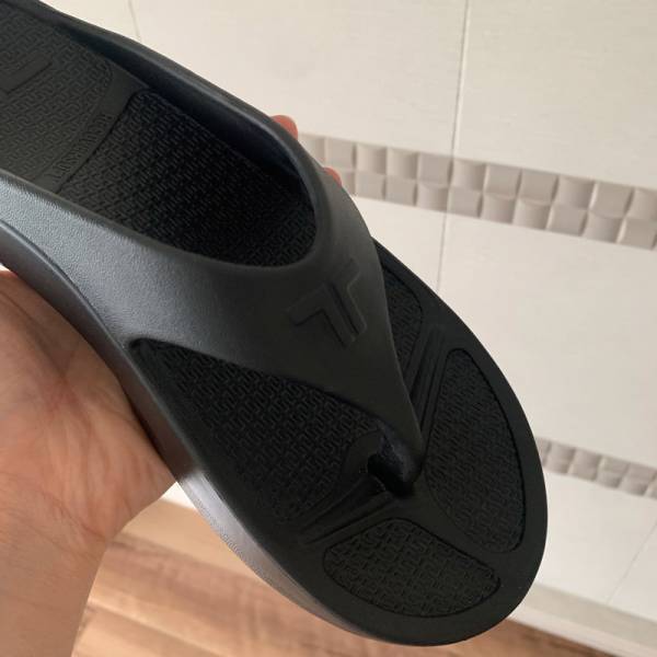 コンセプトは”雲を歩くような履き心地” 大人の足にふさわしいトングサンダル。[PR]