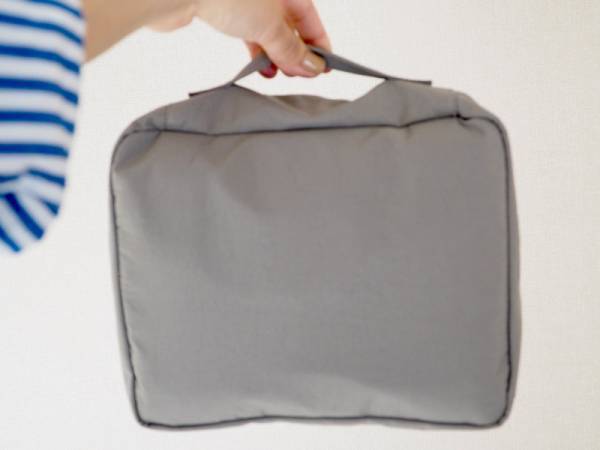 旅先で大活躍！吊るす＆取り外しができる「トラベルポーチ」なら、化粧品も洗面用品もひとまとめに。[PR]