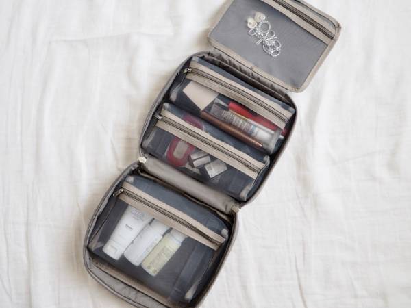 旅先で大活躍！吊るす＆取り外しができる「トラベルポーチ」なら、化粧品も洗面用品もひとまとめに。[PR]
