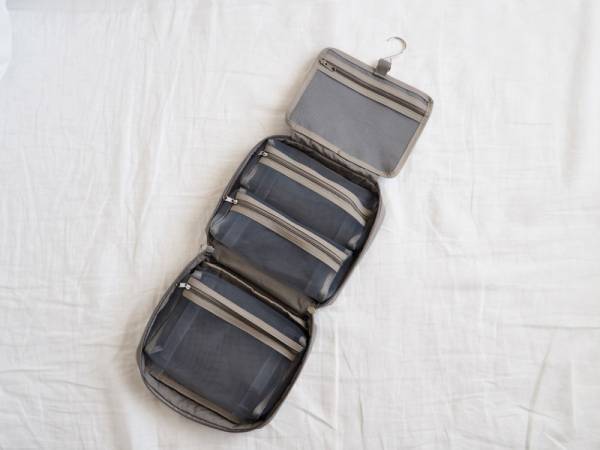 旅先で大活躍！吊るす＆取り外しができる「トラベルポーチ」なら、化粧品も洗面用品もひとまとめに。[PR]