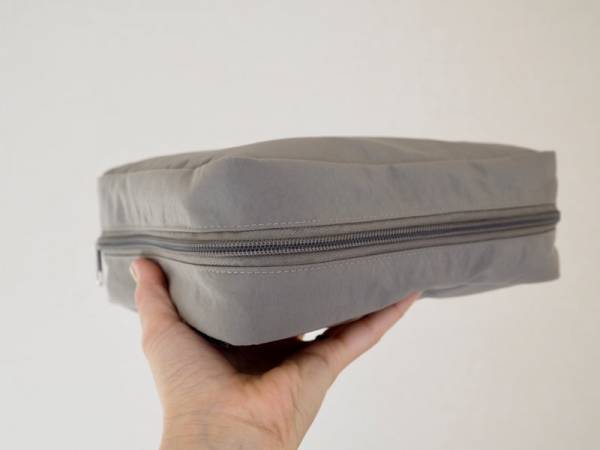 旅先で大活躍！吊るす＆取り外しができる「トラベルポーチ」なら、化粧品も洗面用品もひとまとめに。[PR]