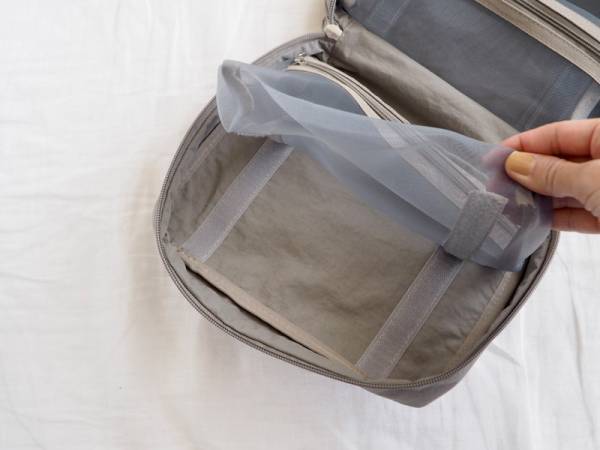 旅先で大活躍！吊るす＆取り外しができる「トラベルポーチ」なら、化粧品も洗面用品もひとまとめに。[PR]