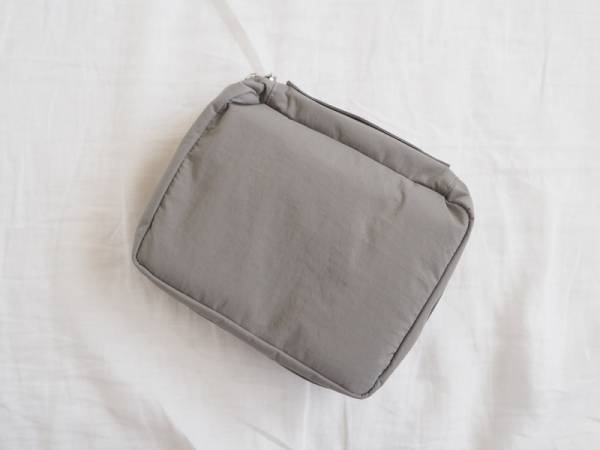 旅先で大活躍！吊るす＆取り外しができる「トラベルポーチ」なら、化粧品も洗面用品もひとまとめに。[PR]