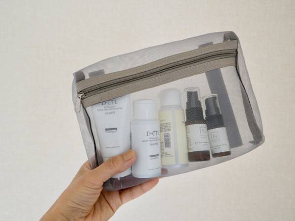 旅先で大活躍！吊るす＆取り外しができる「トラベルポーチ」なら、化粧品も洗面用品もひとまとめに。[PR]