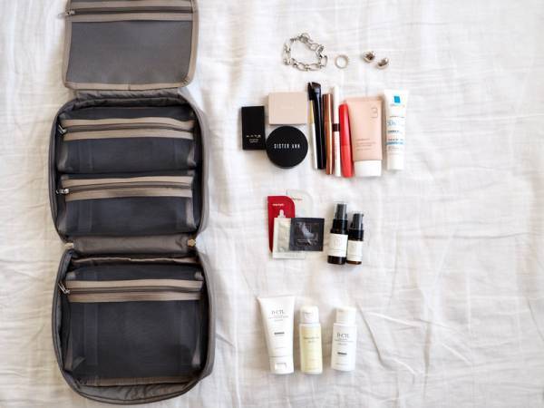 旅先で大活躍！吊るす＆取り外しができる「トラベルポーチ」なら、化粧品も洗面用品もひとまとめに。[PR]
