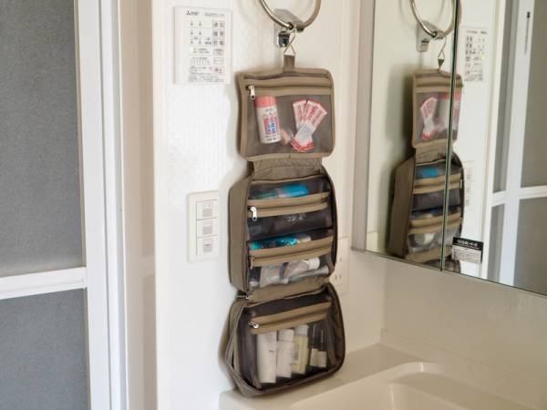 旅先で大活躍！吊るす＆取り外しができる「トラベルポーチ」なら、化粧品も洗面用品もひとまとめに。[PR]