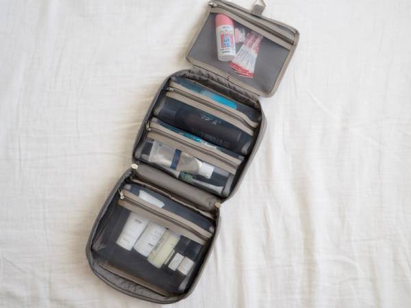 旅先で大活躍！吊るす＆取り外しができる「トラベルポーチ」なら、化粧品も洗面用品もひとまとめに。[PR]