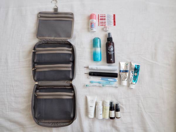 旅先で大活躍！吊るす＆取り外しができる「トラベルポーチ」なら、化粧品も洗面用品もひとまとめに。[PR]
