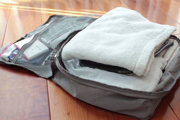 リュック1つで旅に出よう！かさばる子どもの衣類もコンパクトに。「圧縮トラベルポーチ」を使って実際にパッキングしてみました。[PR]