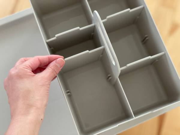 メルカリ用品もゲーム用品も。「マルチに使える3段テーブルワゴン」+「仕切り収納ボックス」にまとめて便利な暮らし。[PR]