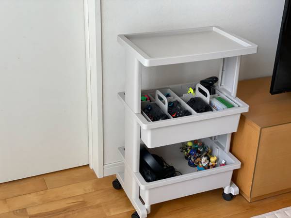 メルカリ用品もゲーム用品も。「マルチに使える3段テーブルワゴン」+「仕切り収納ボックス」にまとめて便利な暮らし。[PR]