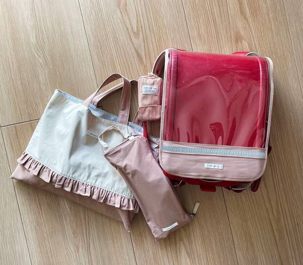 小学生ママスタッフも愛用中！大人かわいいニュアンスカラーの「ランドセルカバー」久々の再入荷[PR]