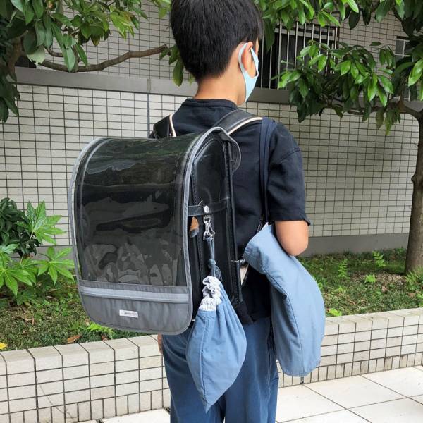 小学生ママスタッフも愛用中！大人かわいいニュアンスカラーの「ランドセルカバー」久々の再入荷[PR]