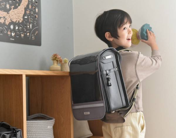 小学生ママスタッフも愛用中！大人かわいいニュアンスカラーの「ランドセルカバー」久々の再入荷[PR]