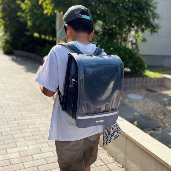 小学生ママスタッフも愛用中！大人かわいいニュアンスカラーの「ランドセルカバー」久々の再入荷[PR]