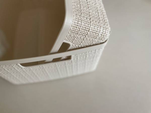 リサイクルプラで作られた、サステナブルな収納ボックス 「Jute バスケット」。[PR]