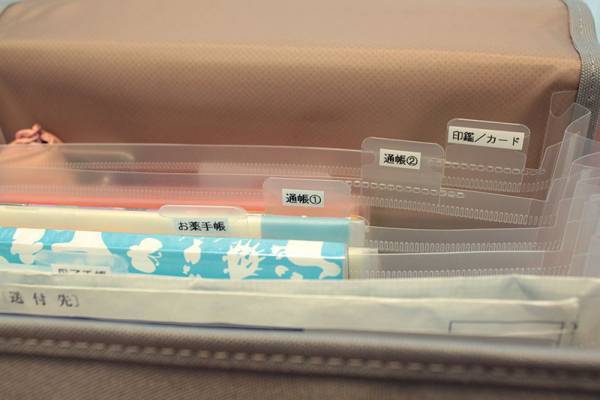 「ガバッと開く書類収納ケース」を使い分ければ、家中の書類がスッキリ片付きます。[PR]