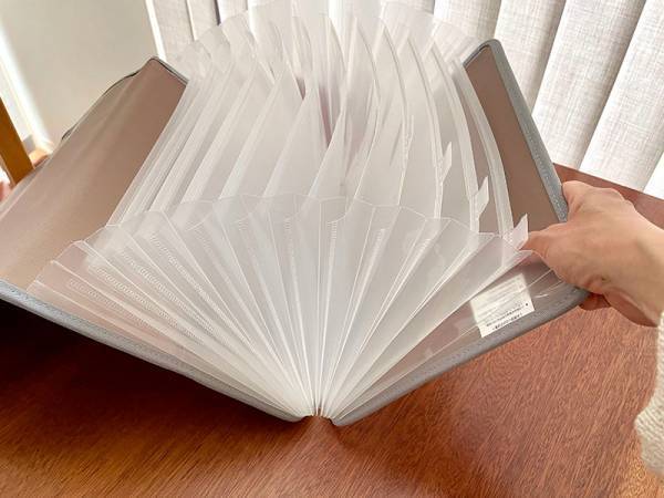 「ガバッと開く書類収納ケース」を使い分ければ、家中の書類がスッキリ片付きます。[PR]