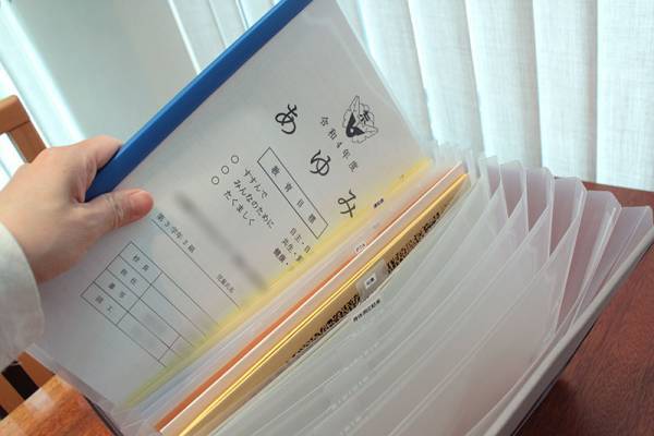 「ガバッと開く書類収納ケース」を使い分ければ、家中の書類がスッキリ片付きます。[PR]